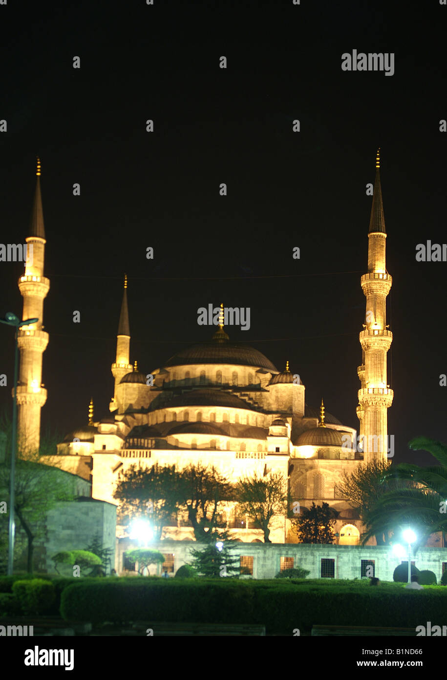 Blue mosque 17th Century Sultan Ahmet Camii floodlit at night ...