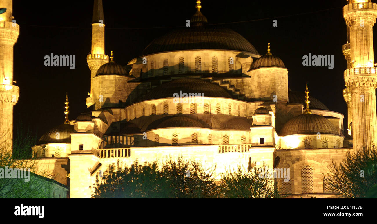 Blue mosque 17th Century Sultan Ahmet Camii floodlit at night ...