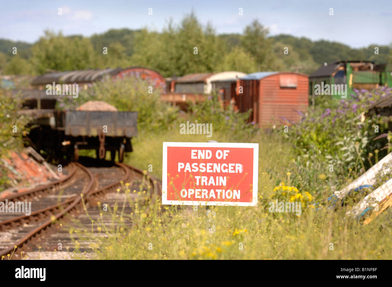 OLD RAILWAY CARRIAGES USED AS SHEDS NEAR LYDNEY JUNCTION STATION GLOUCESTERSHIRE UK Stock Photo