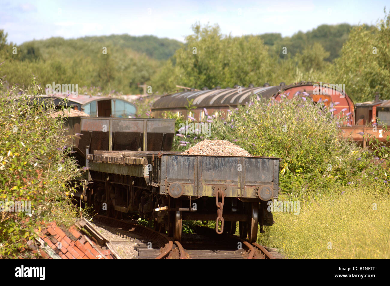AN OLD WAGON AND RAILWAY CARRIAGES USED AS SHEDS NEAR LYDNEY JUNCTION STATION GLOUCESTERSHIRE UK Stock Photo