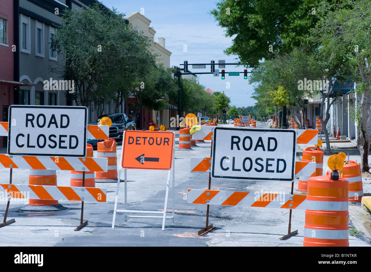 detour signs road closed Stock Photo