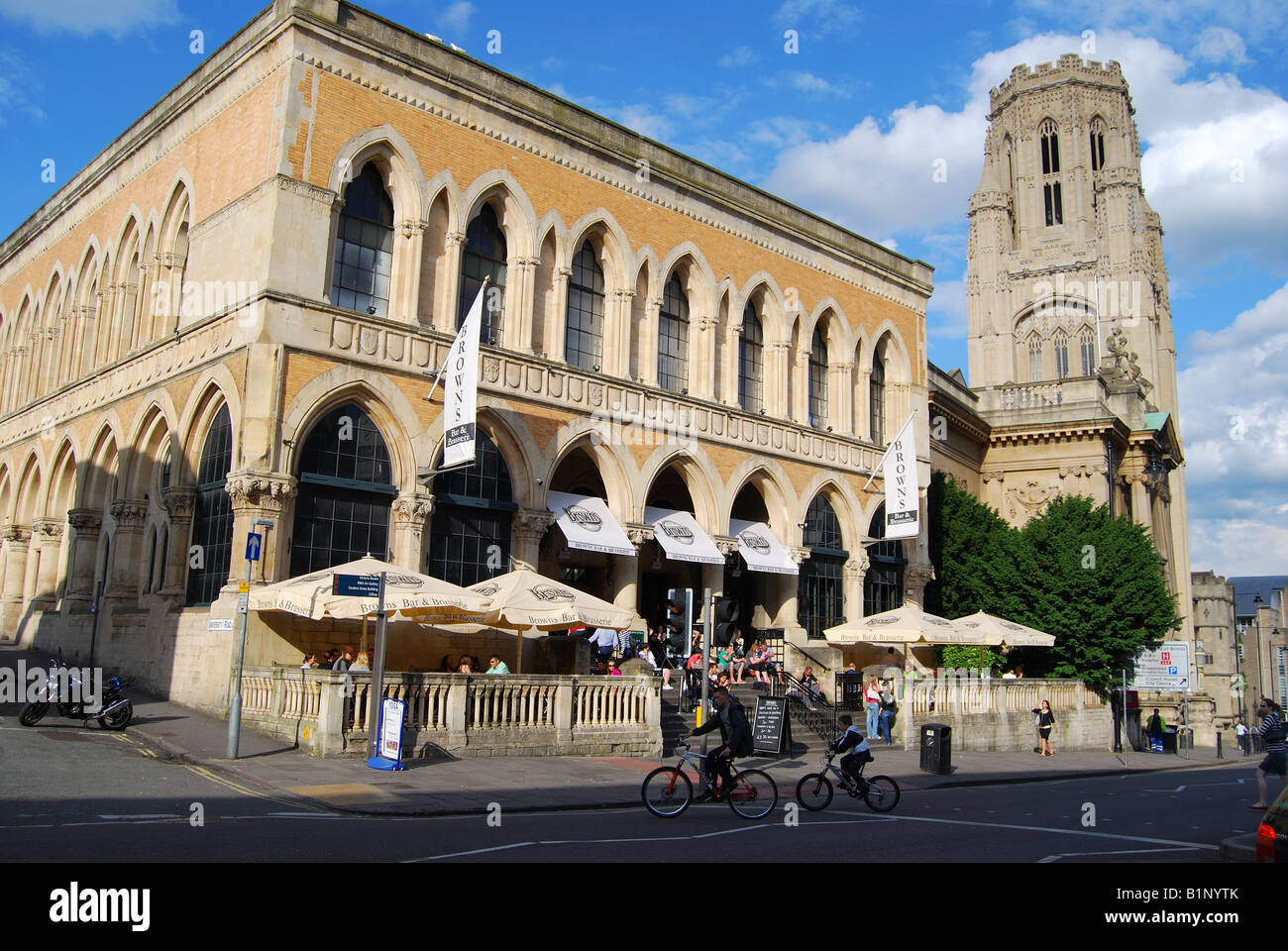 Browns Bar & Brasserie and Wills Memorial Building, Queens Road, Bristol, England, United Kingdom Stock Photo