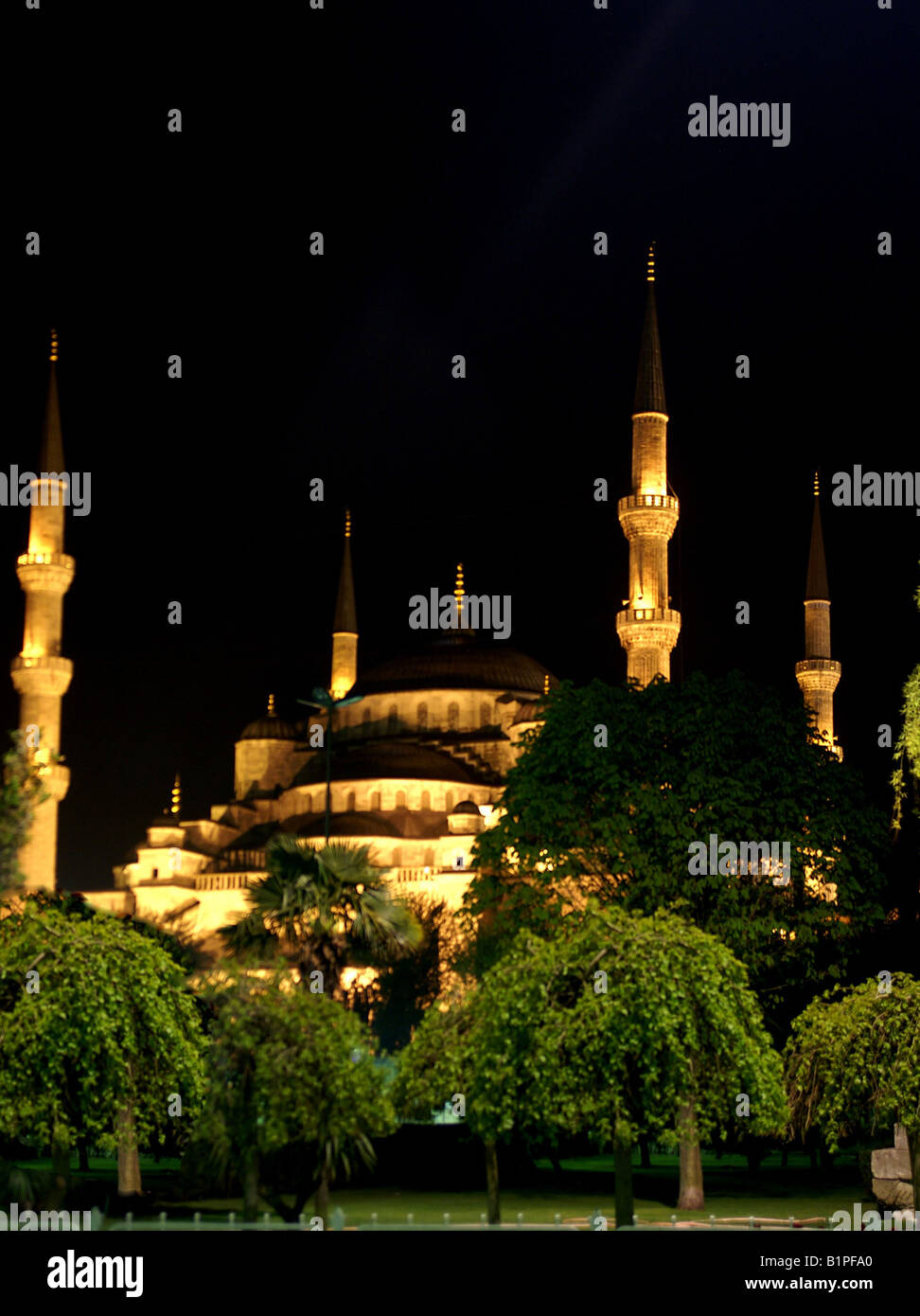 Blue mosque 17th Century Sultan Ahmet Camii floodlit at night ...