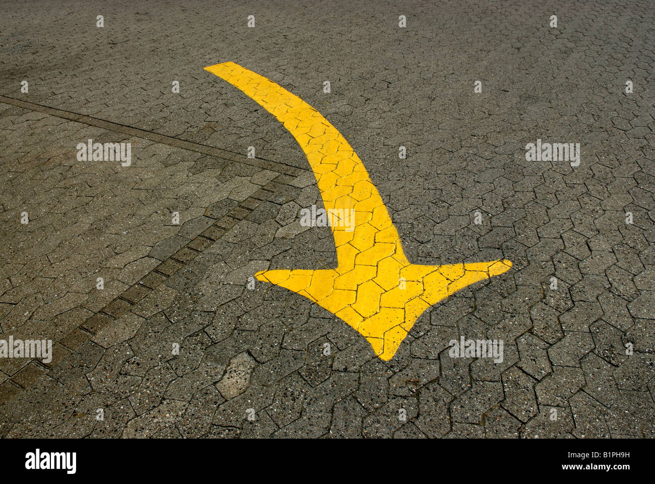 Yellow guide points hi-res stock photography and images - Alamy