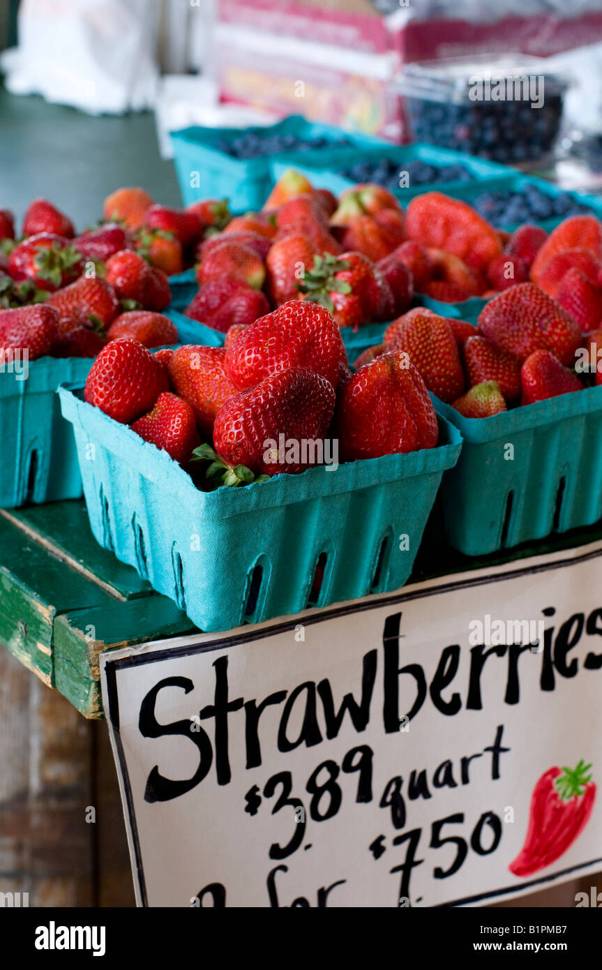 Farmers market usa strawberries hi-res stock photography and images - Alamy