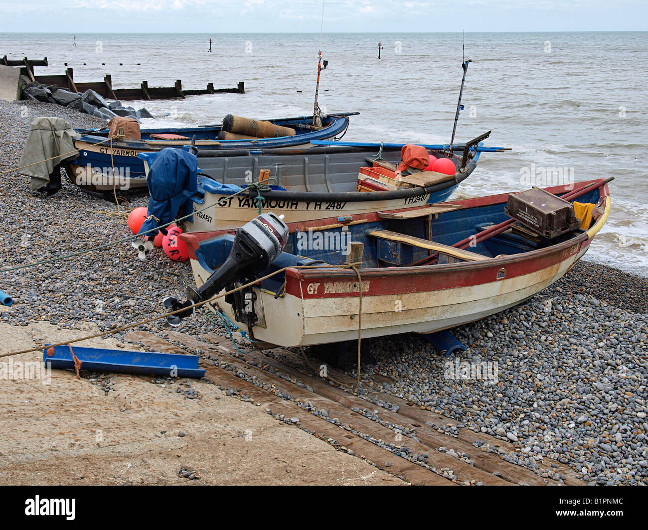 FISHING BOATS ON SHINGLE BEACH AT SHERINGHAM NORTH NORFOLK ENGLAND UK Stock Photo