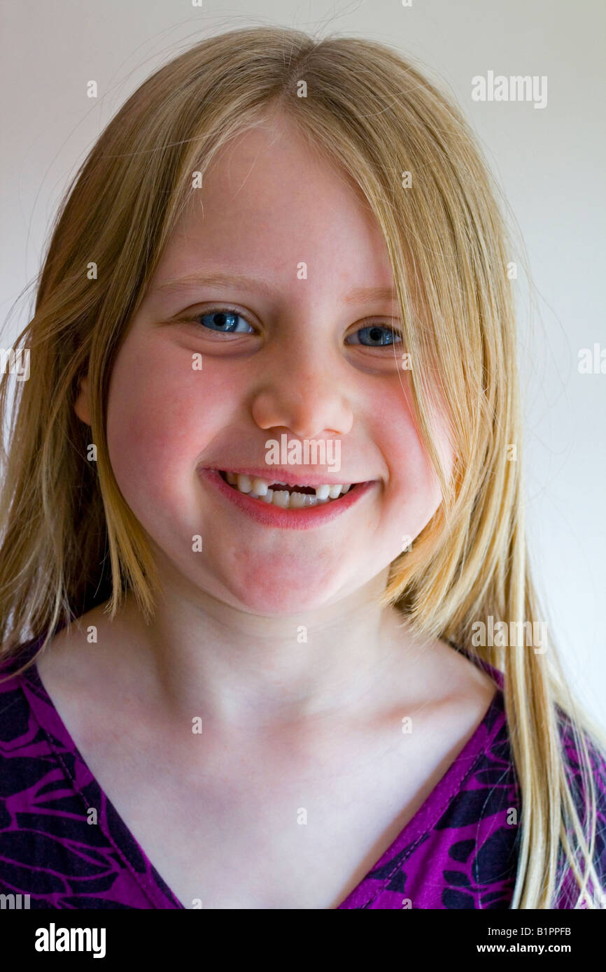 Seven year old girl with no front teeth smiling at camera Stock Photo Alamy