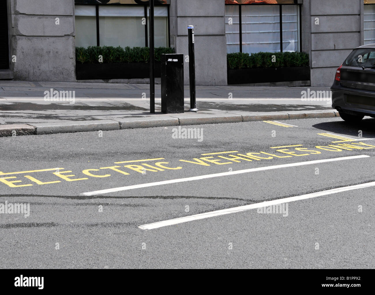 Westminster City Council provision of roadside Elektrobay Electric