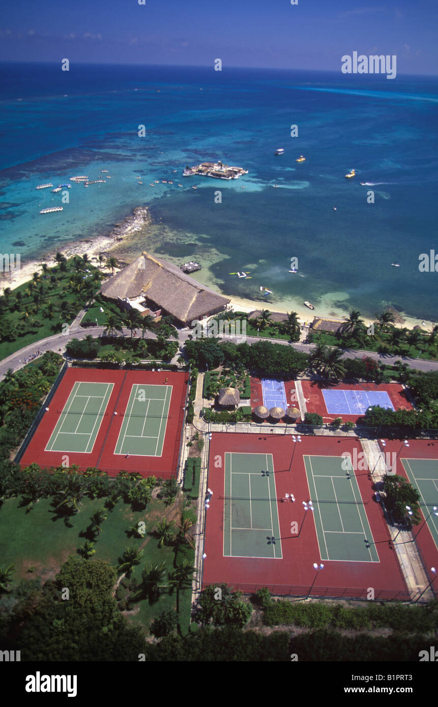 The tennis courts at the Club Med in Cancun Mexico sits empty on a very hot  day Stock Photo - Alamy