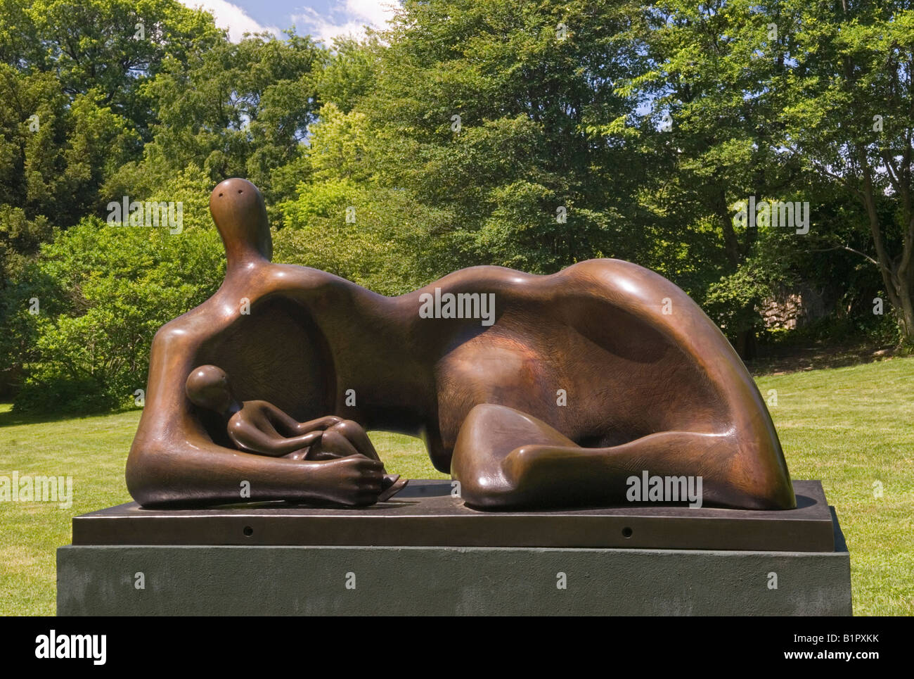 Henry Moore's 'Draped Reclining Mother and Baby' (1983) at the 'Moore in America' exhibition at the New York Botanical Garden Stock Photo
