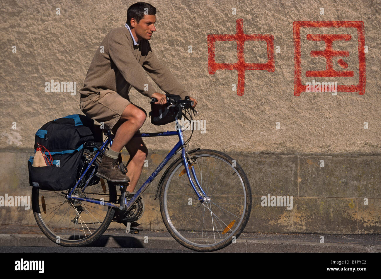 A cyclist from Europe travelling in China. Cycliste européen voyageant en Chine. Stock Photo