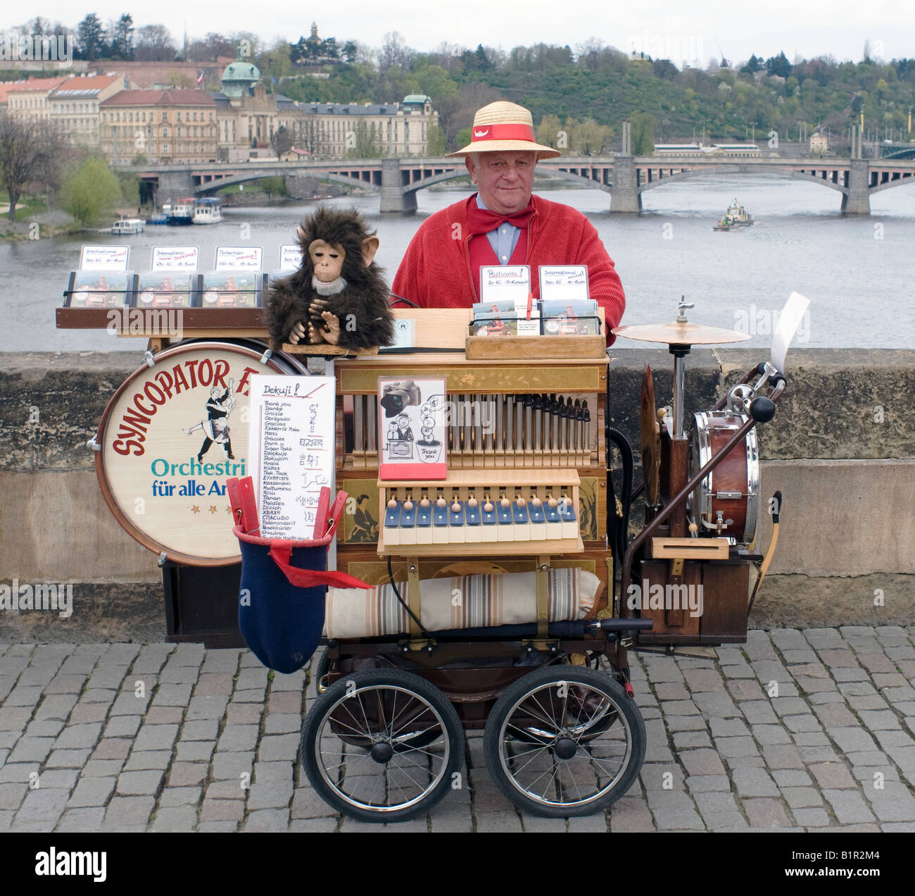 Barrel organ grinder hires stock photography and images Alamy