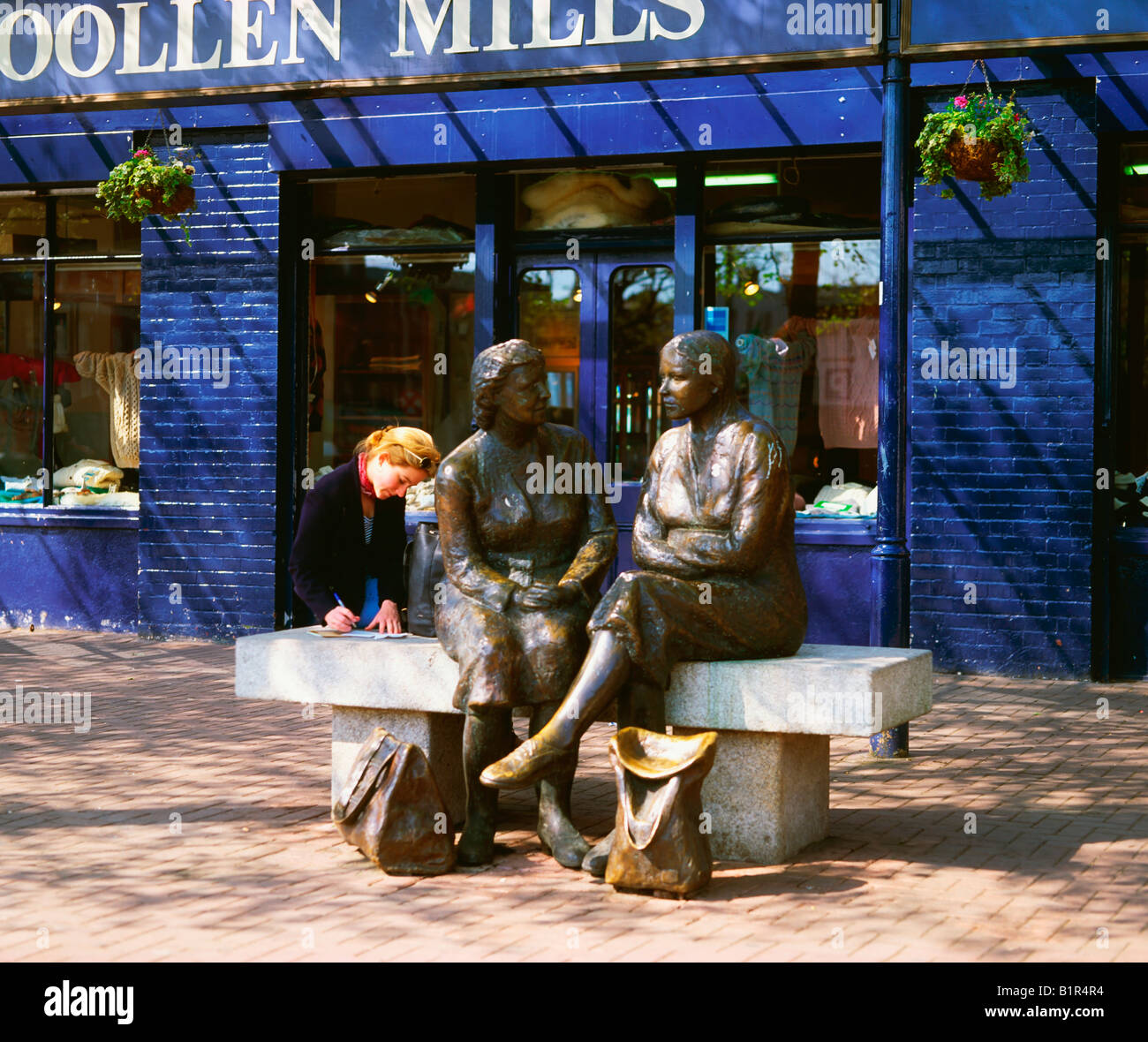 Dublin Statues beside, Ha'penny Bridge Stock Photo Alamy