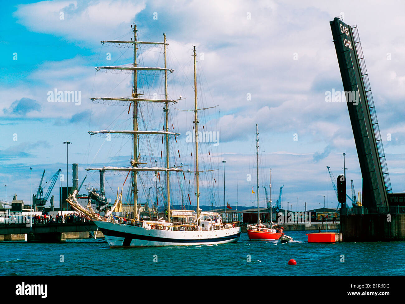 Tall ships hi-res stock photography and images - Alamy