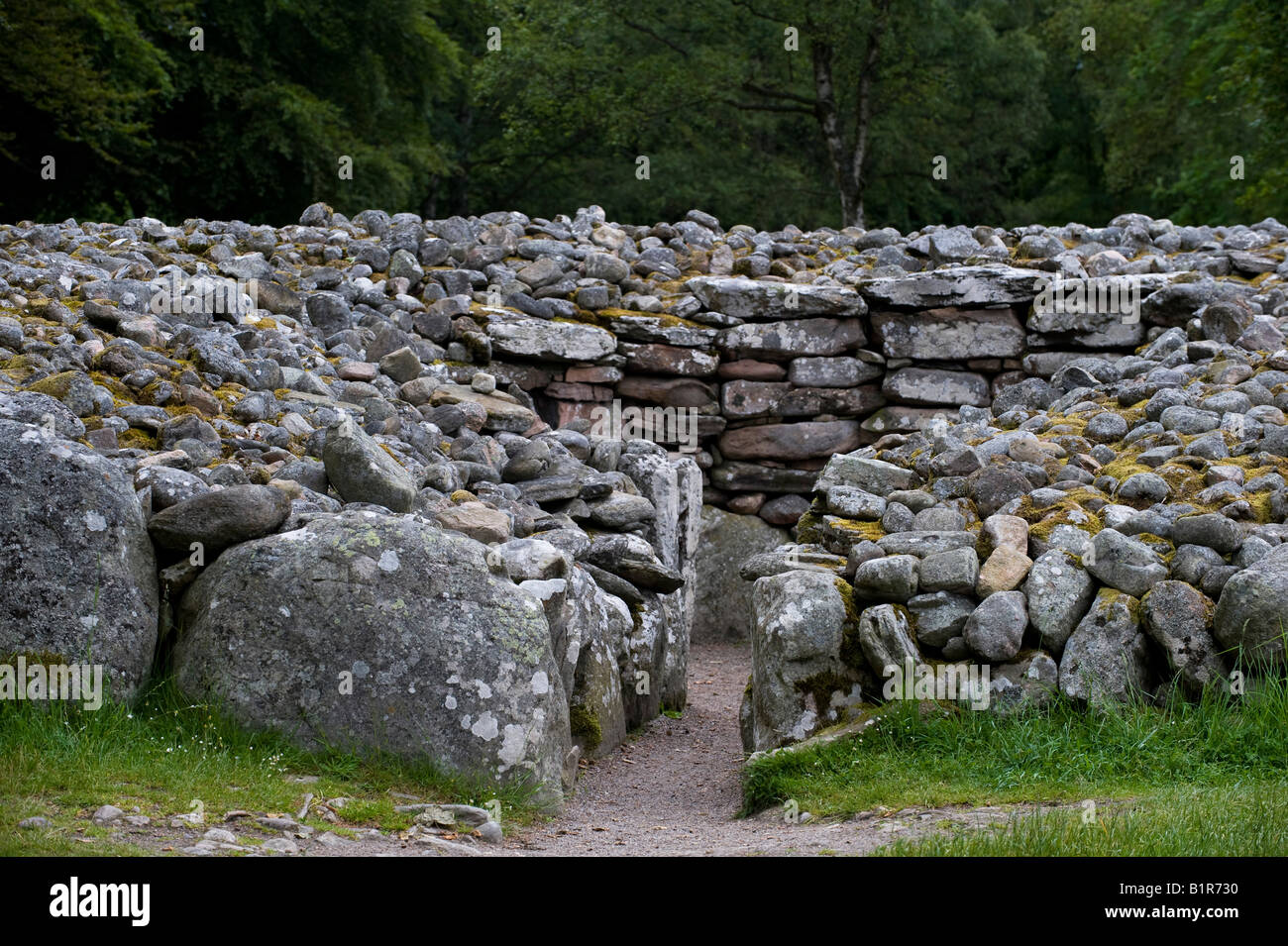 Clava Cairns burial chambers and standing stones. Nairnshire, Scotland. Prehistoric Burial Cairns of Bulnuaran of Clava Stock Photo