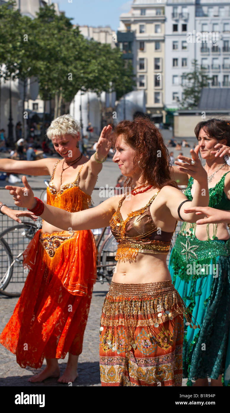 Belly dancers performing in Paris on the day of the Fête de la Musique 21st June 2008 Stock Photo