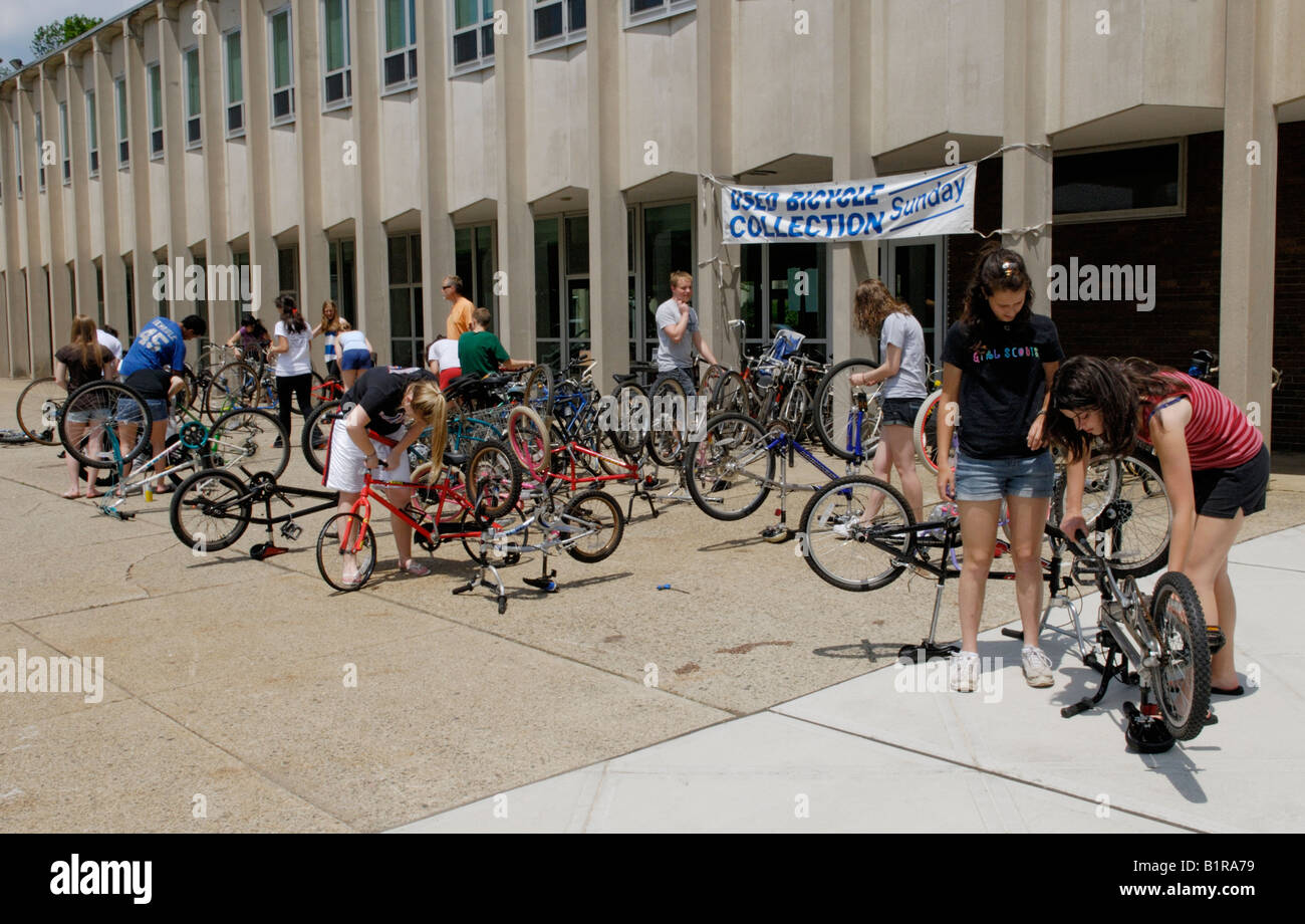 High school students, teens, volunteering at bike recycling collection Stock Photo