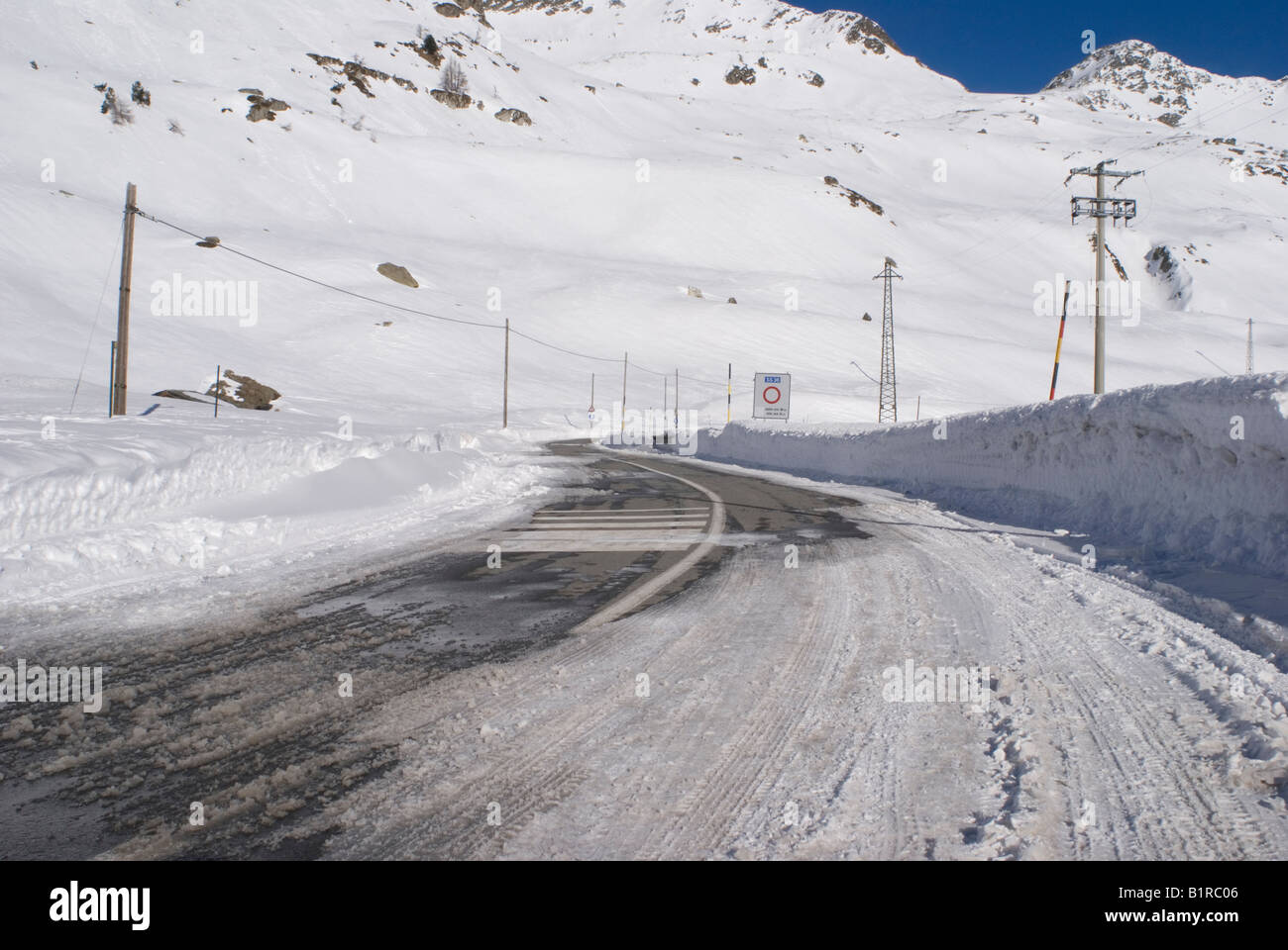 frozen road to Splugen Pass between Italy and Switzerland near the village  of Montespluga Stock Photo - Alamy