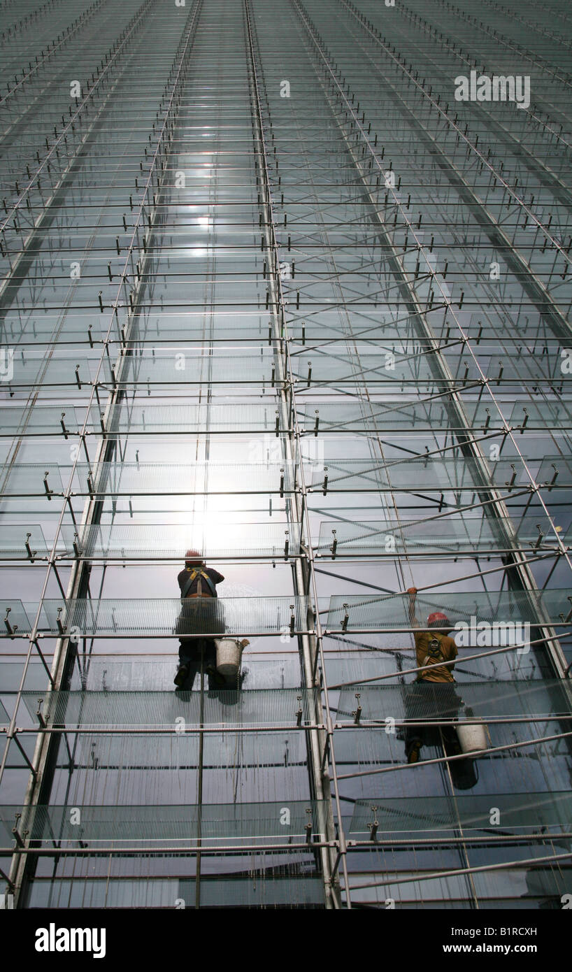 Windows cleaners clean the windows of the Edificio el Golf, Santiago, Chile Stock Photo