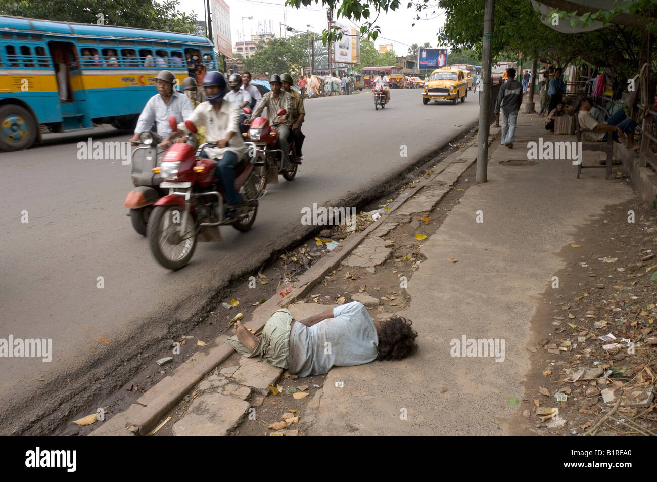 Homeless day labourer sleeping in the streets of Howrah, Hooghly, West Bengal, India Stock Photo