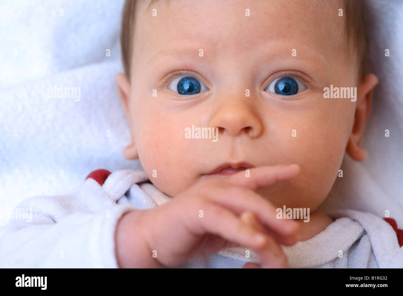 3-week-old baby looking up Stock Photo - Alamy