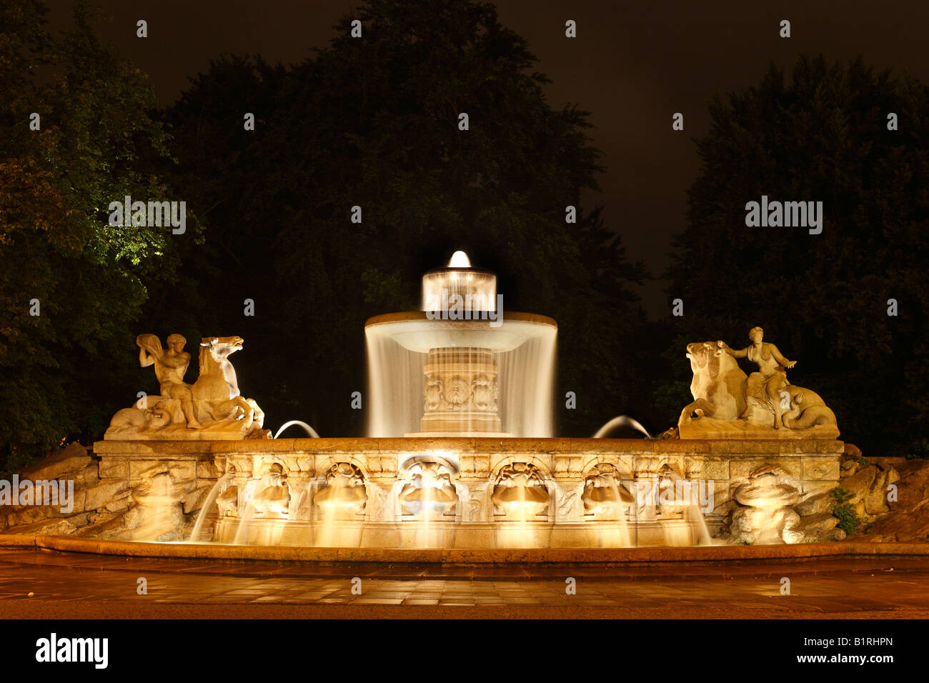 Wittelsbach Fountain, Maximiliansplatz Square, Munich, Bavaria, Germany, Europe Stock Photo