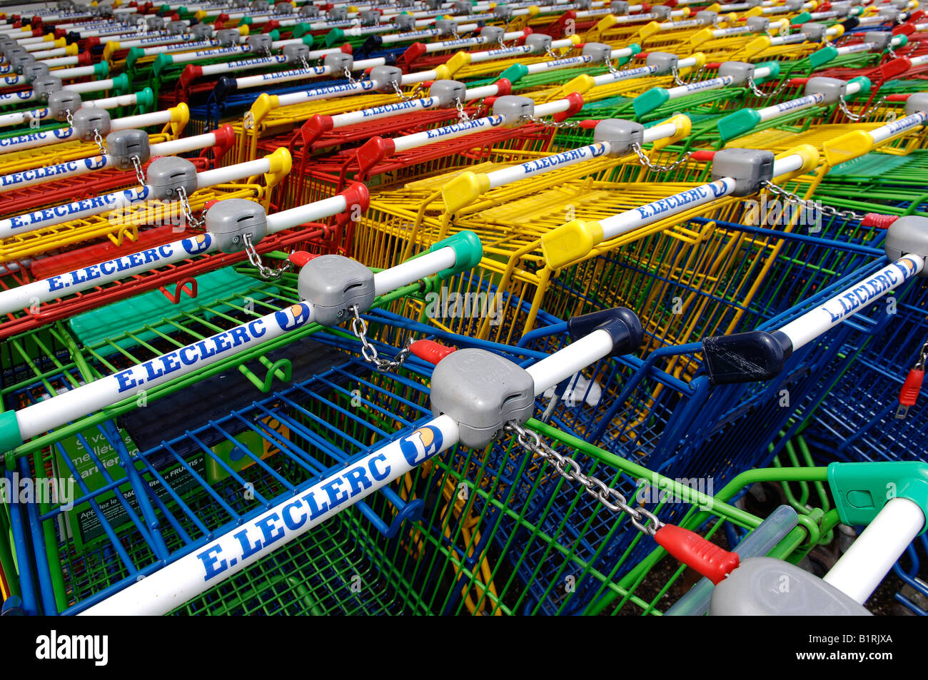 Einkaufswagen france hires stock photography and images Alamy