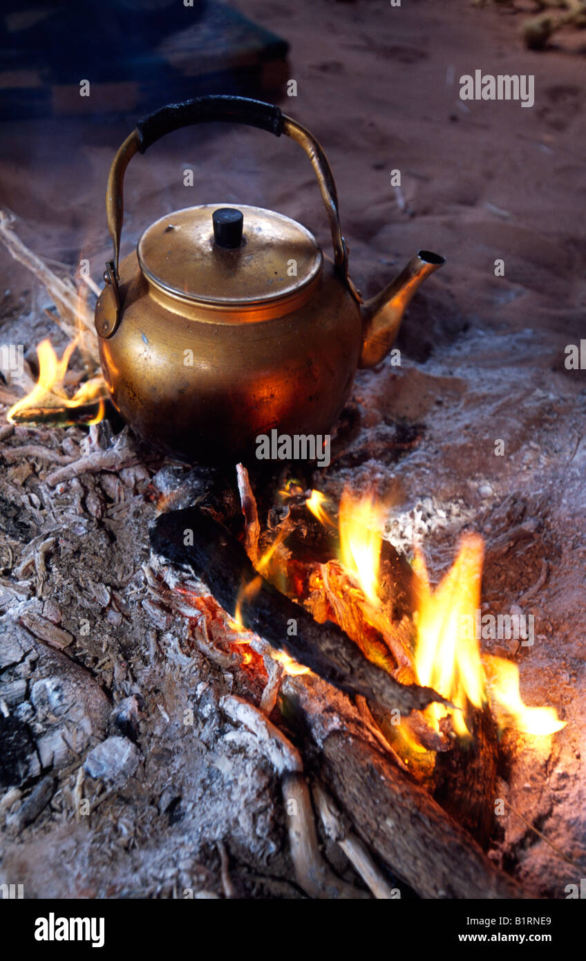 https://c8.alamy.com/comp/B1RNE9/teakettle-campfire-wadi-rum-jordan-asia-B1RNE9.jpg