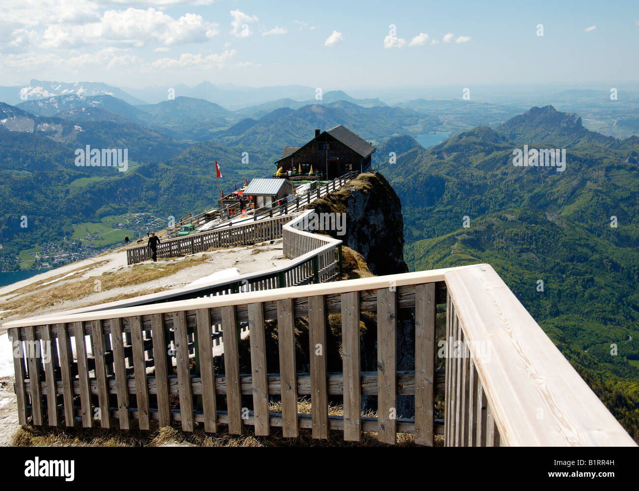 View of the shelter on the Schafberg Mountain, behind it the mountain