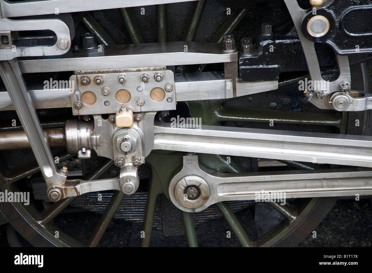RAILWAY STEAM ENGINE COUPLINGS CRANK ROD AND METALWORK ON A U CLASS 1638 STEAM Stock