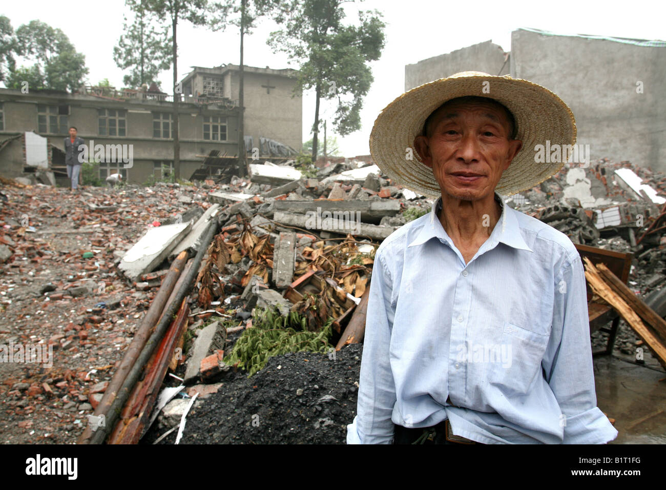 Old man stands in front of what used to be his house in Pengzhou following the Sichuan Earthquake of 12th May 2008, China Stock Photo