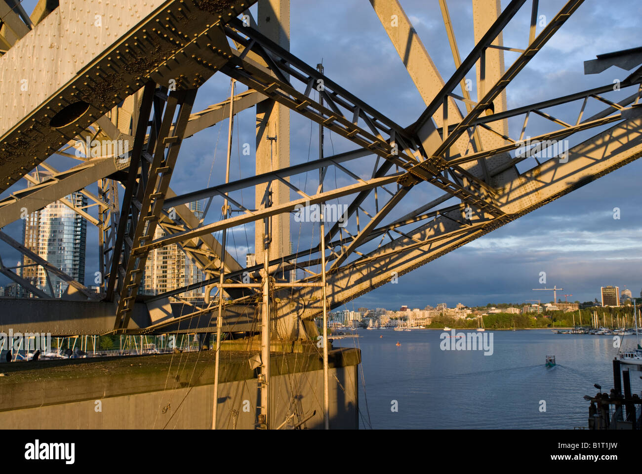 Steel through truss bridge hi-res stock photography and images - Alamy