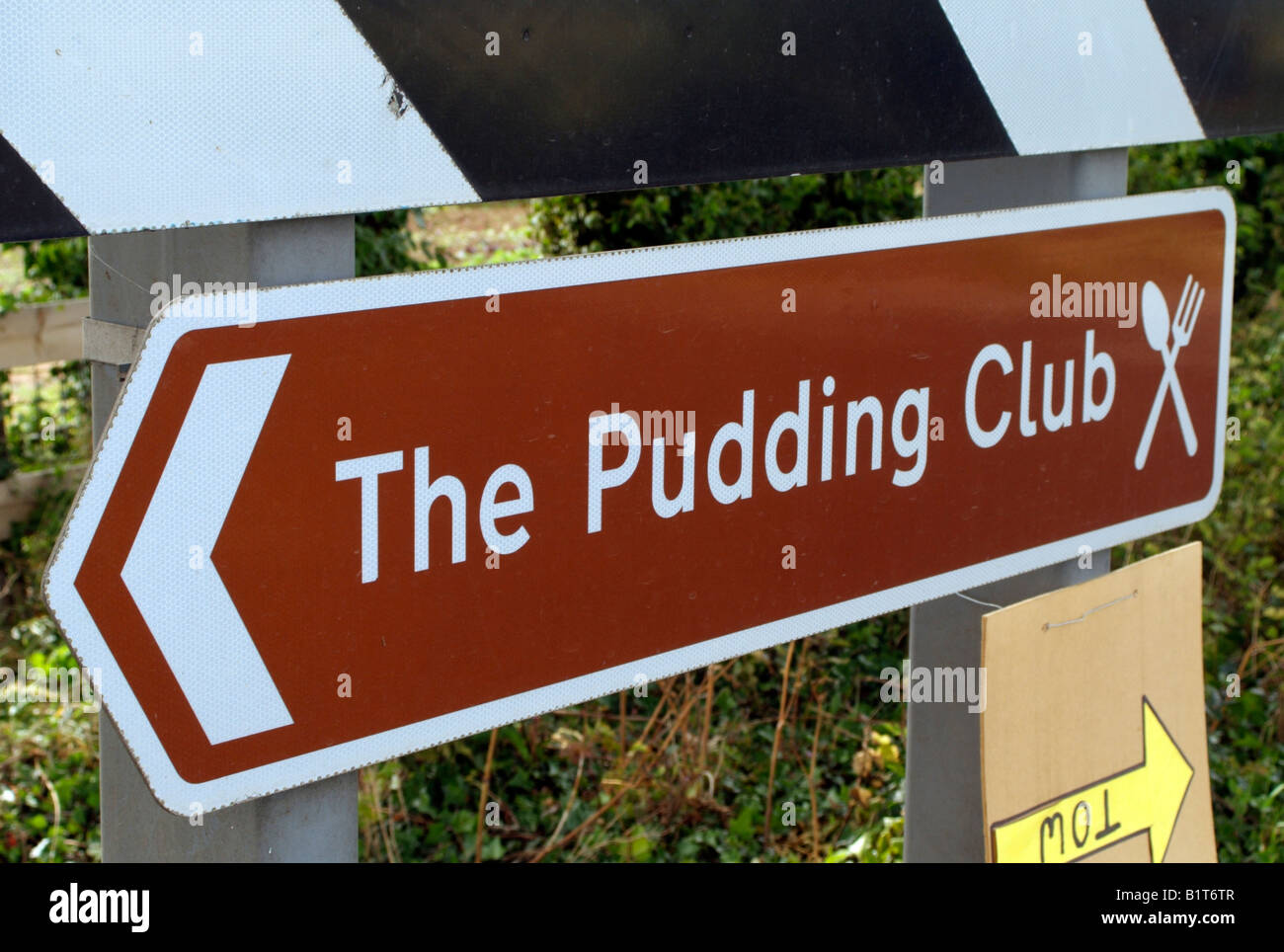 Brown Tourist roadsign to The Pudding Club situated in the Cotswolds England Stock Photo