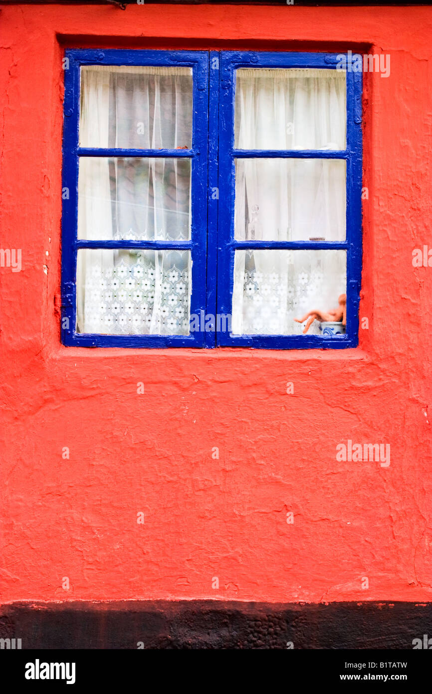 Fönster blå röd vägg gardin idyllisk docka prynad idyllisk Stock Photo -  Alamy