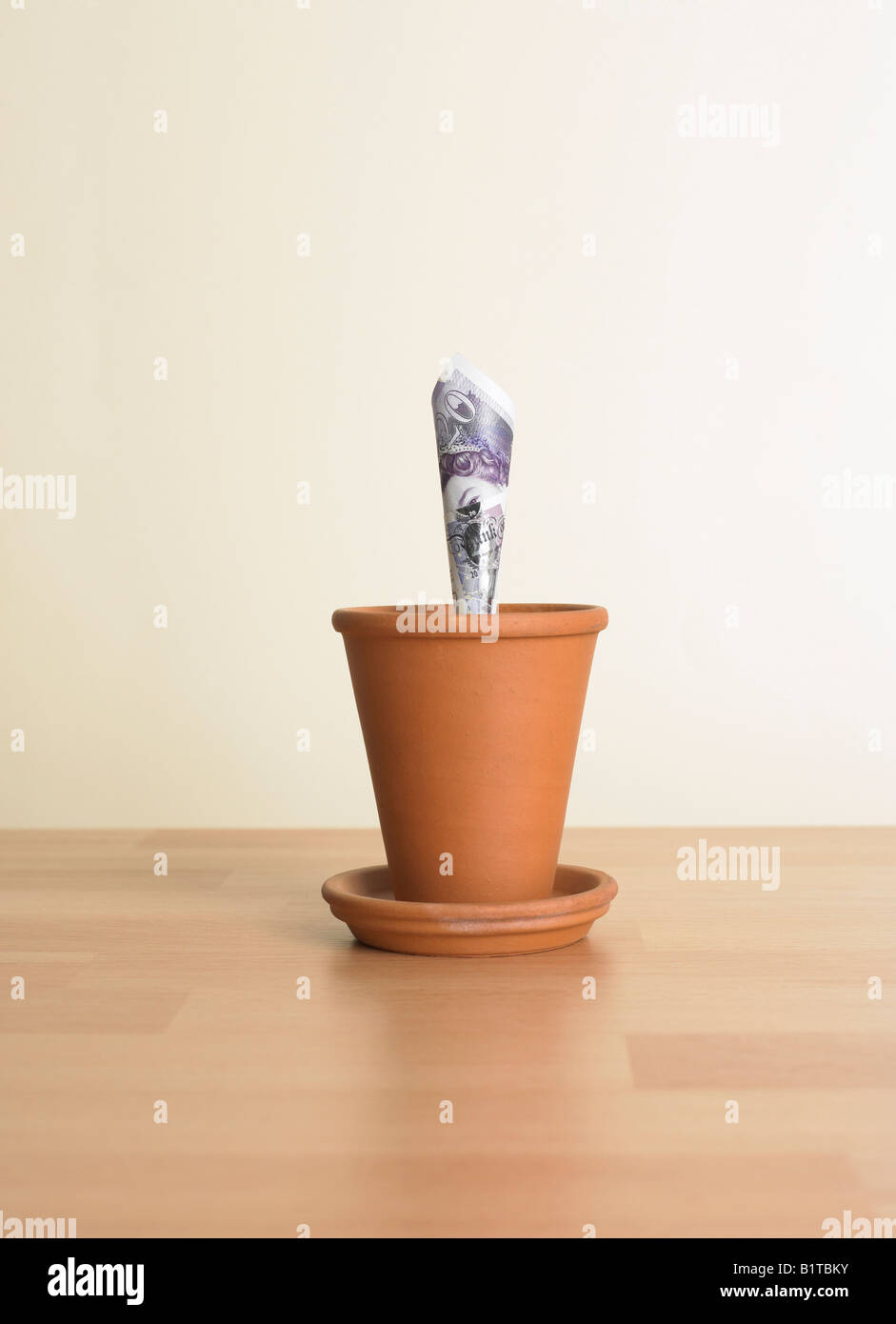 twenty pound note in flower pot Stock Photo Alamy