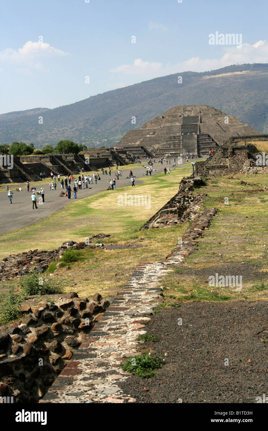 The Pyramid of the Moon and the Avenue of the Dead, Teotihuacan, Mexico Stock Photo