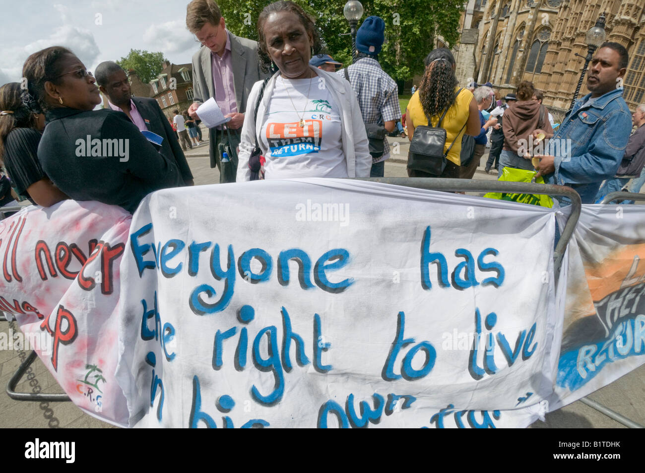 Woman behind banner 'Everyone has the right to live in their own country' at Chagos Islanders picket of House of Lords appeal Stock Photo