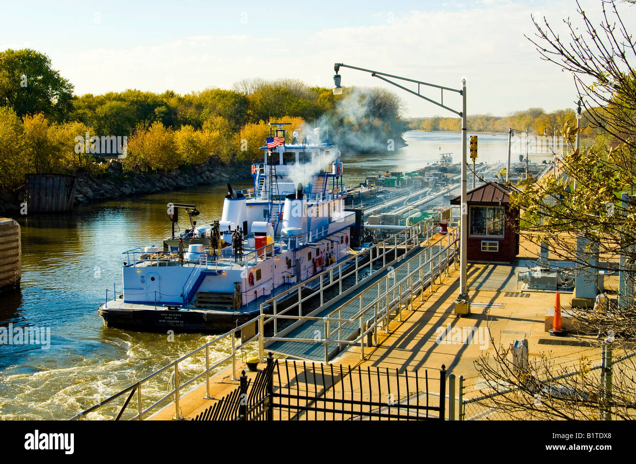 River Tug & Barge / Illinois River & Waterway shipping locks at Starved