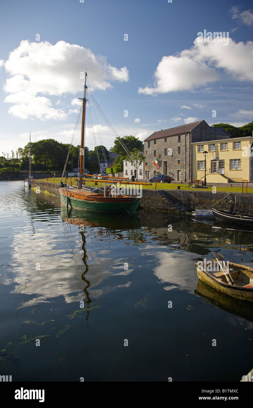 A Galway Hooker Sailing Boat, the Bad Mor at Kinvara Harbour, County Galway, Ireland Stock Photo