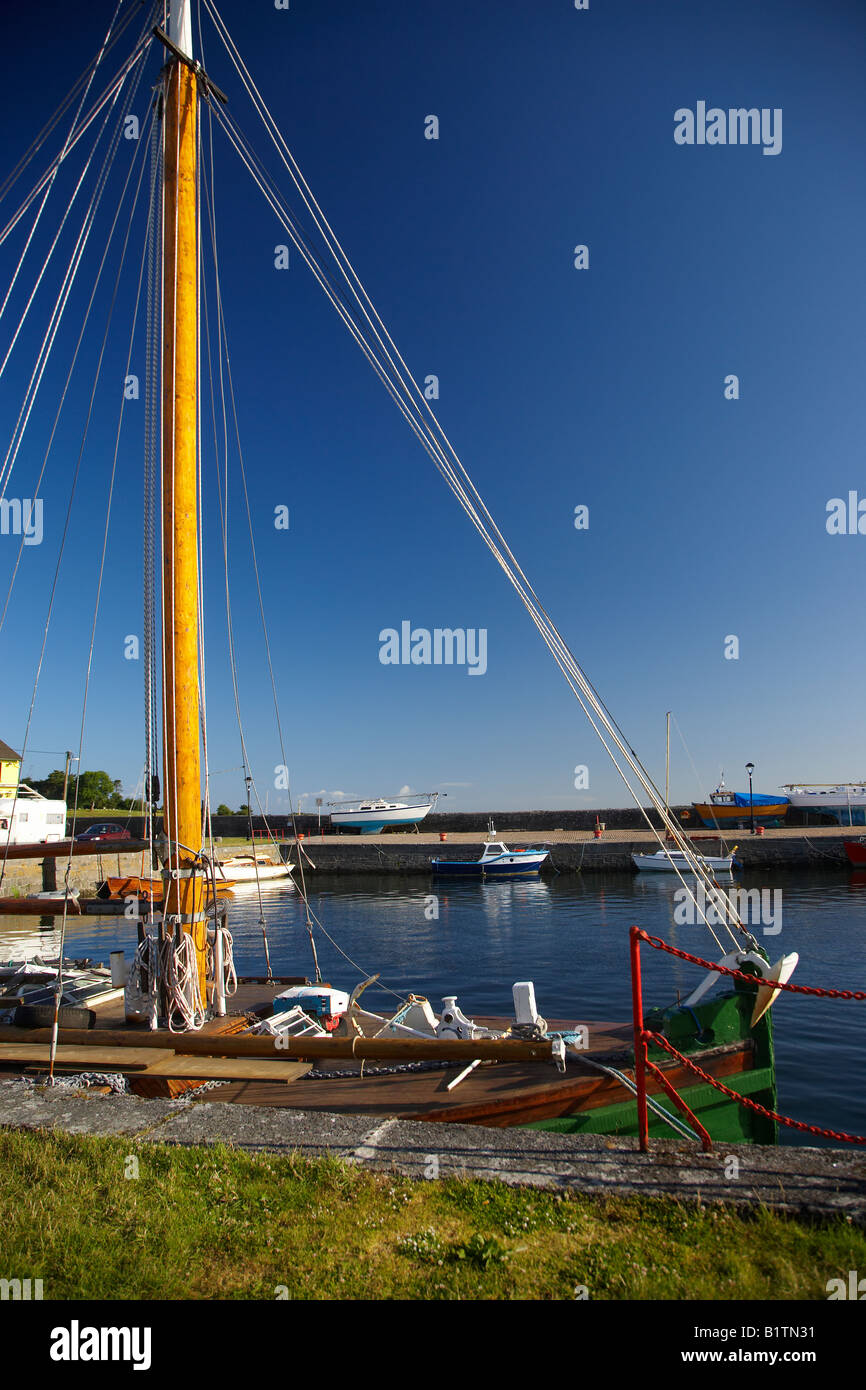 A Galway Hooker Sailing Boat, the Bad Mor at Kinvara Harbour, County Galway, Ireland Stock Photo