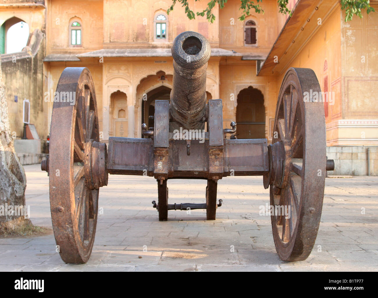 Mughal period muzzle loading iron cannon guarding Nahargarh Fort, Jaipur, Rajasthan, India, 2007 Stock Photo