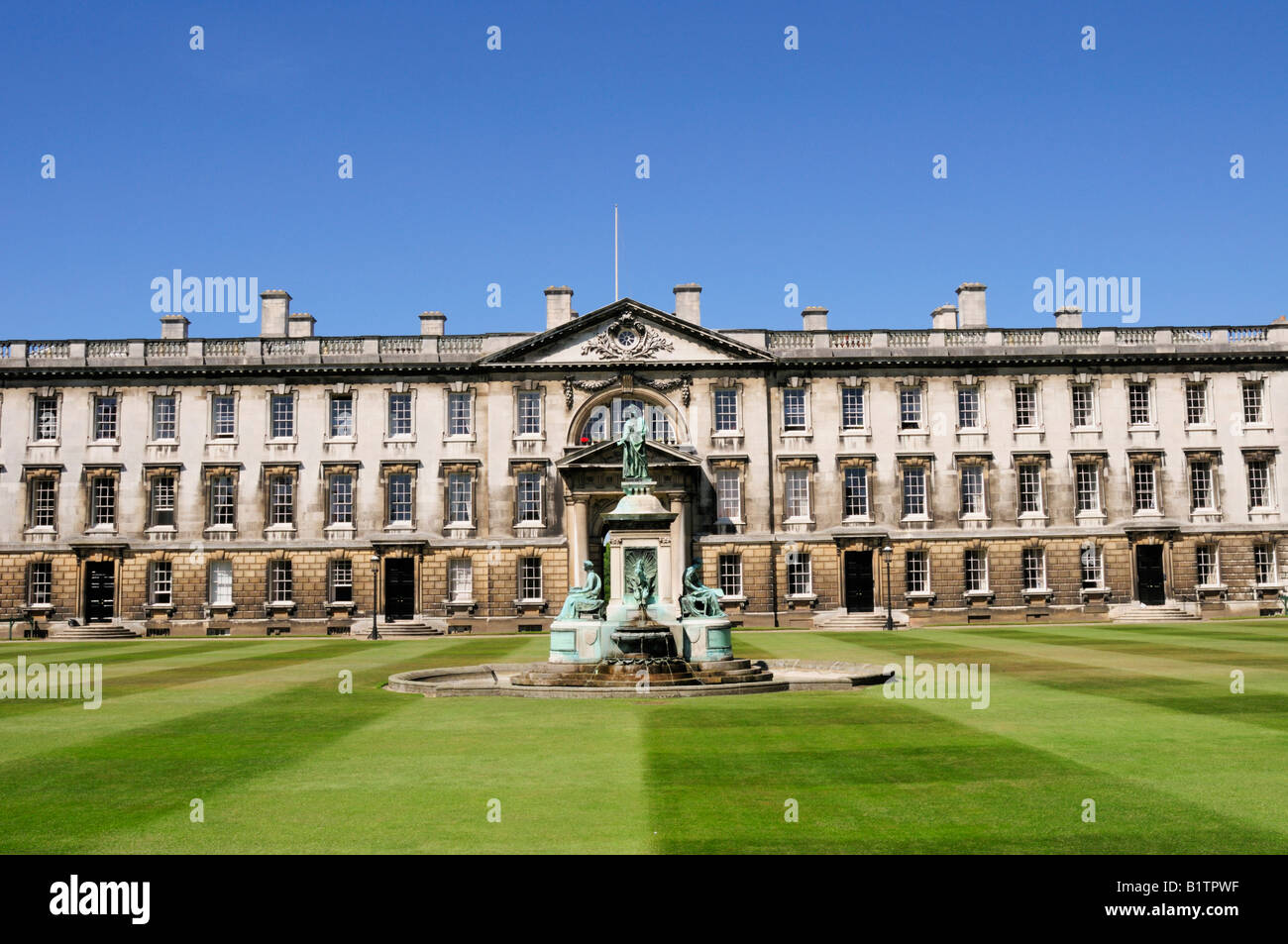 Statue of Henry IV and the Gibbs Building, Kings College Cambridge England UK Stock Photo
