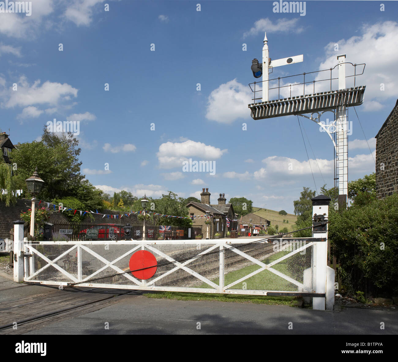 LEVEL CROSSING AT OAKWORTH STATION ON KEIGHLEY AND WORTH VALLEY STEAM RAILWAY Stock Photo