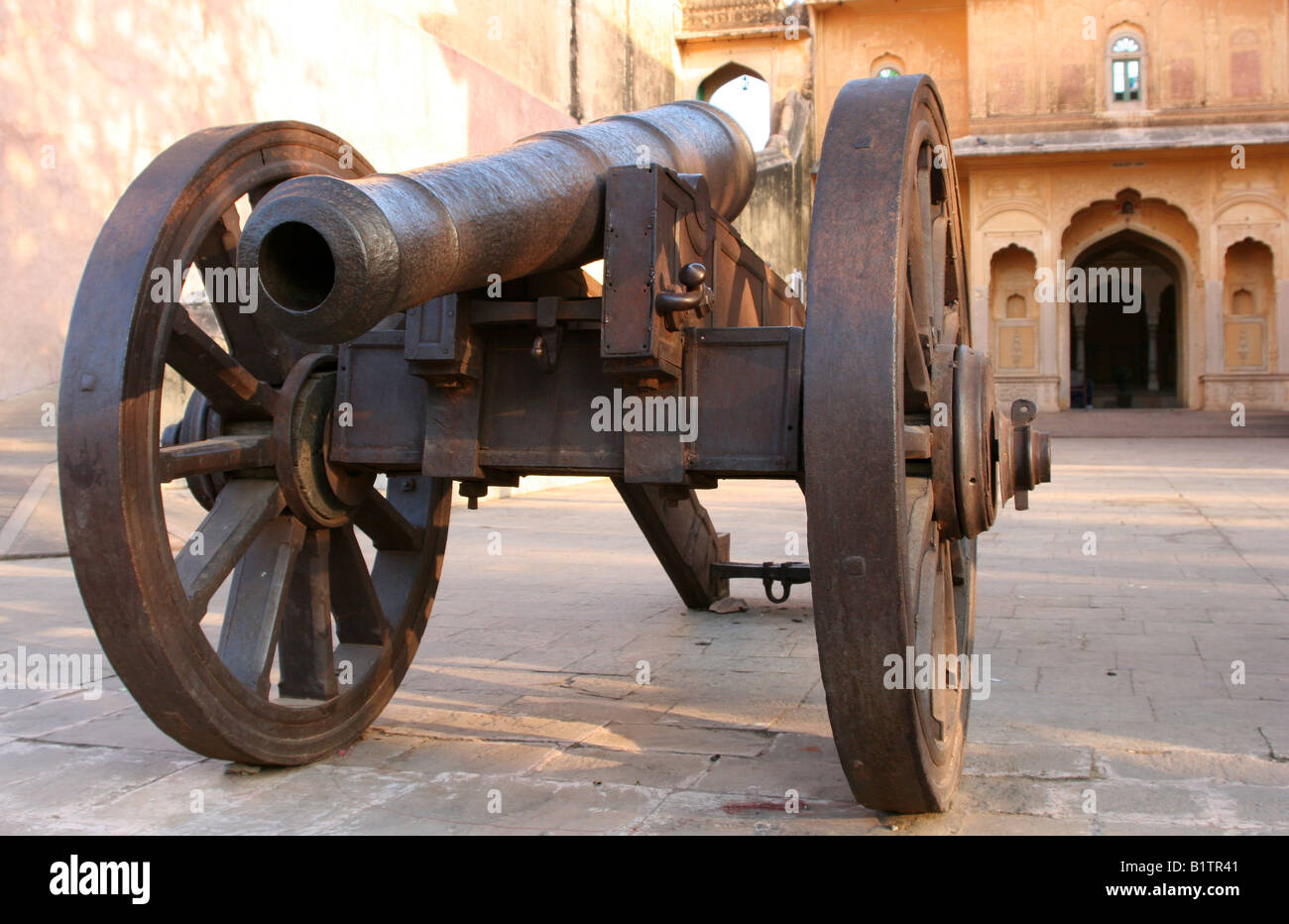Mughal period muzzle loading iron cannon guarding Nahargarh Fort, Jaipur, Rajasthan, India, 2007 Stock Photo