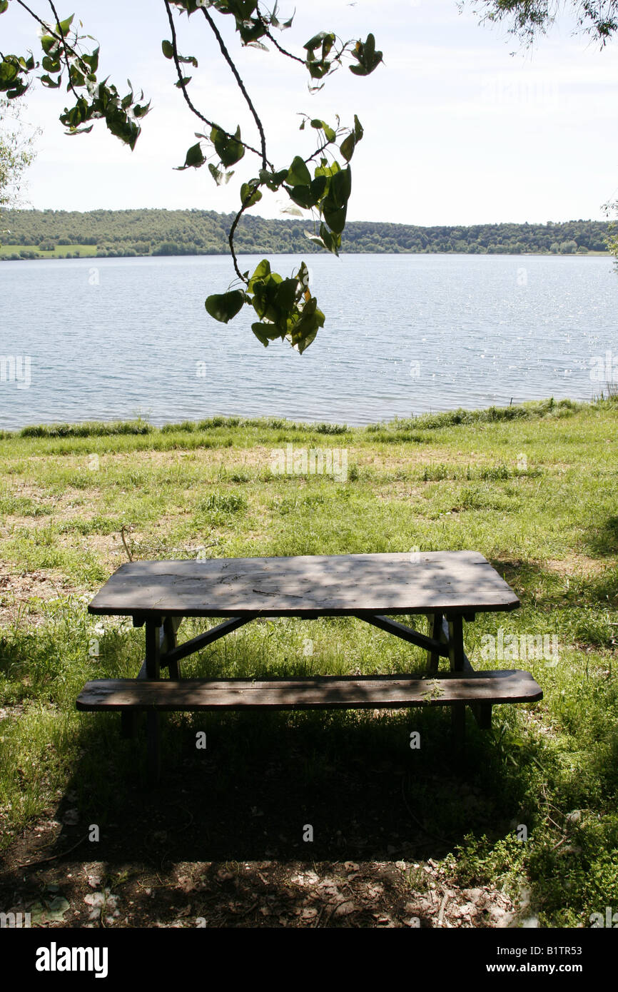 empty free picnic table by lake in countryside Stock Photo - Alamy