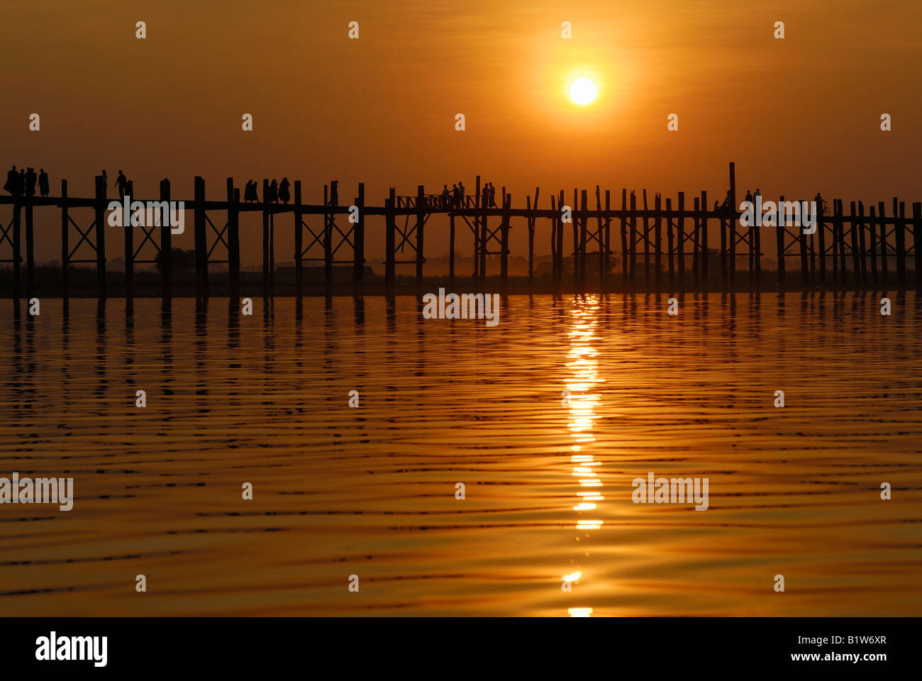 U pain bridge myanmar hi-res stock photography and images - Alamy