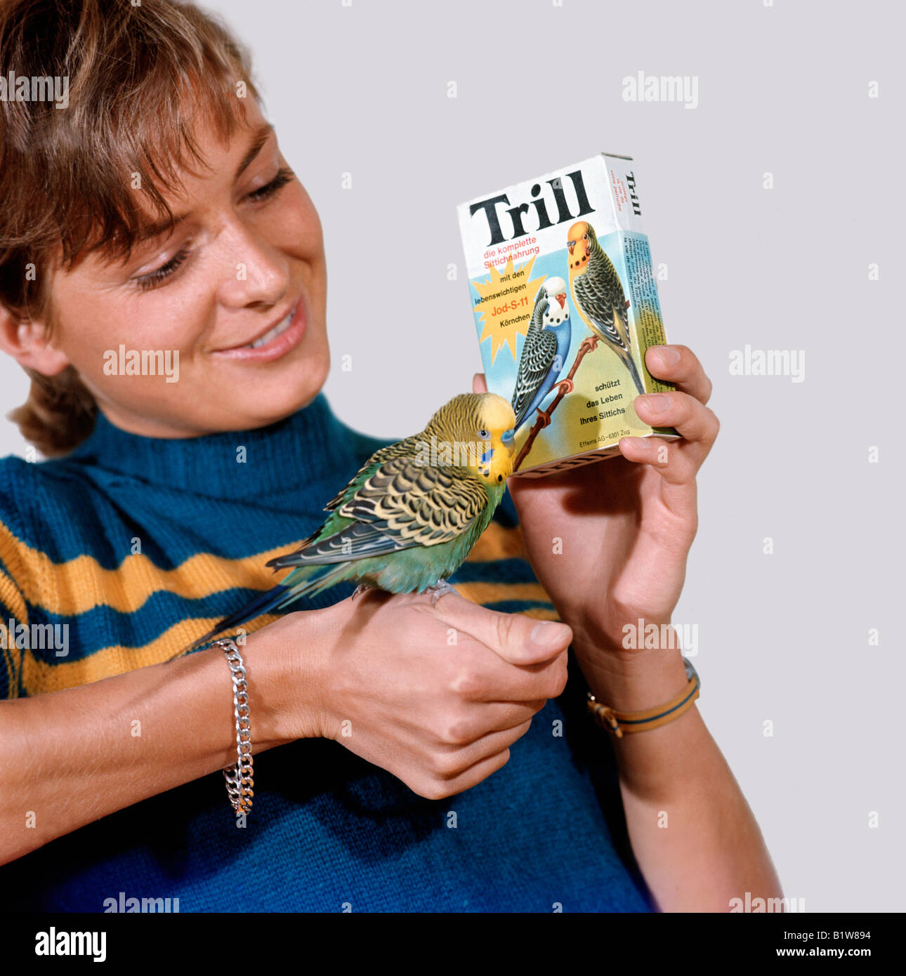 jeune femme avec une perruche ondulee apprivoisee Melopsittacus undulatus young woman with a budgie budgerigar domestic birds pe Stock Photo