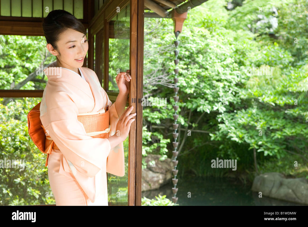 Japanese woman wearing kimono Stock Photo Alamy