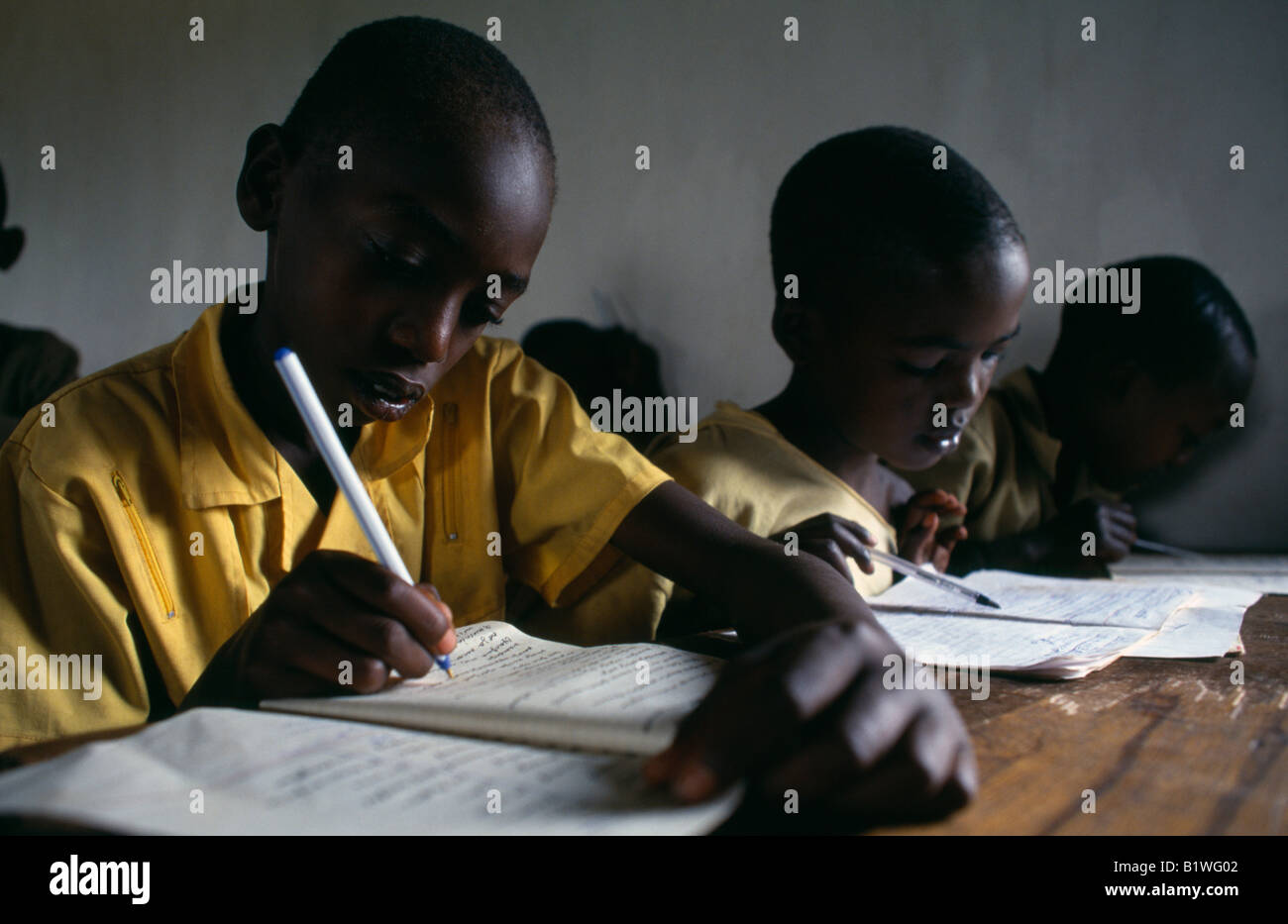 RWANDA Central Africa Akagera Mixed Hutu and Tutsi pupils in classroom at new school for returned refugees Stock Photo