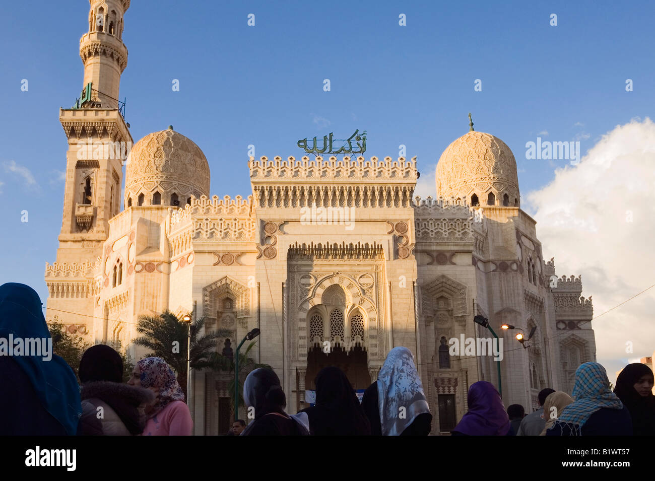 Alexandria, Egypt. Muslim women praying at the mosque of Abu Abbas al Mursi Stock Photo